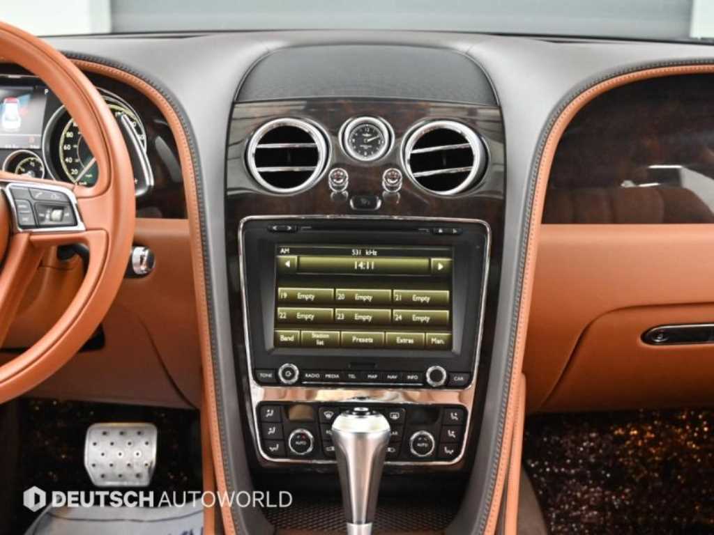 Bentley Flying Spur — photo 14