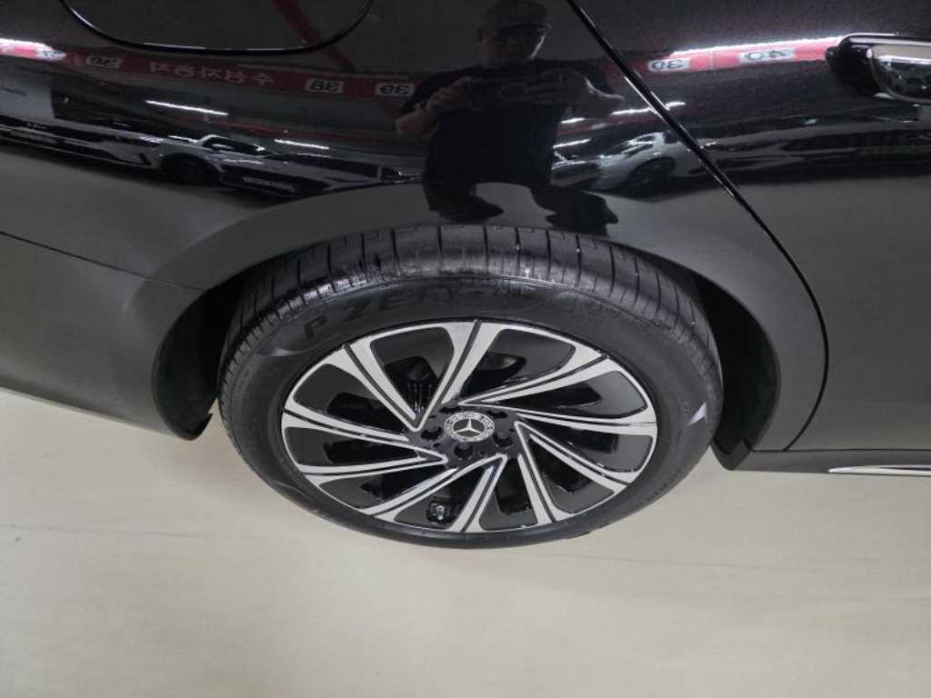 Mercedes-Benz E-Class — photo 08