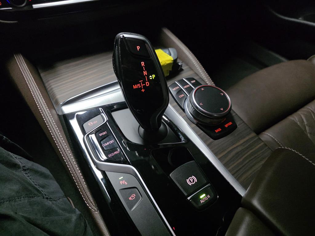 BMW 5-Series — photo 10