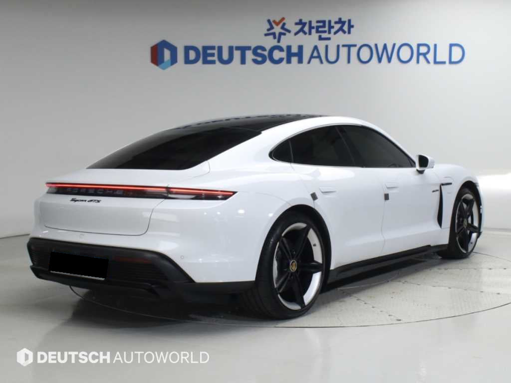 Porsche Taycan — photo 02