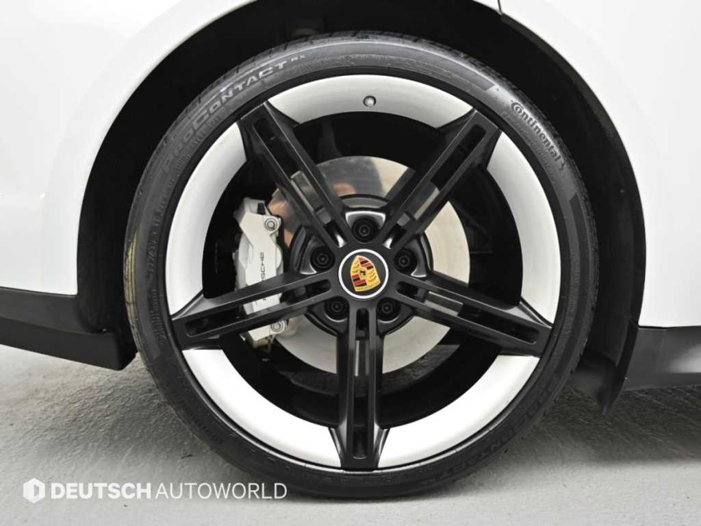 Porsche Taycan — photo 05