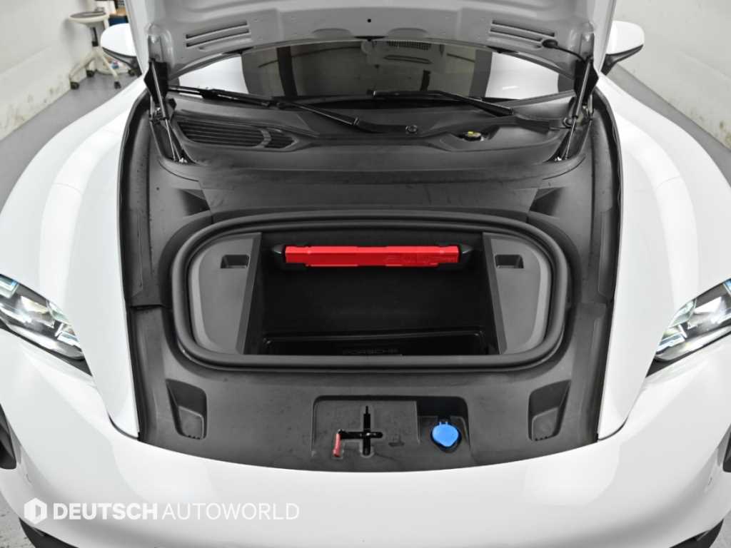 Porsche Taycan — photo 06