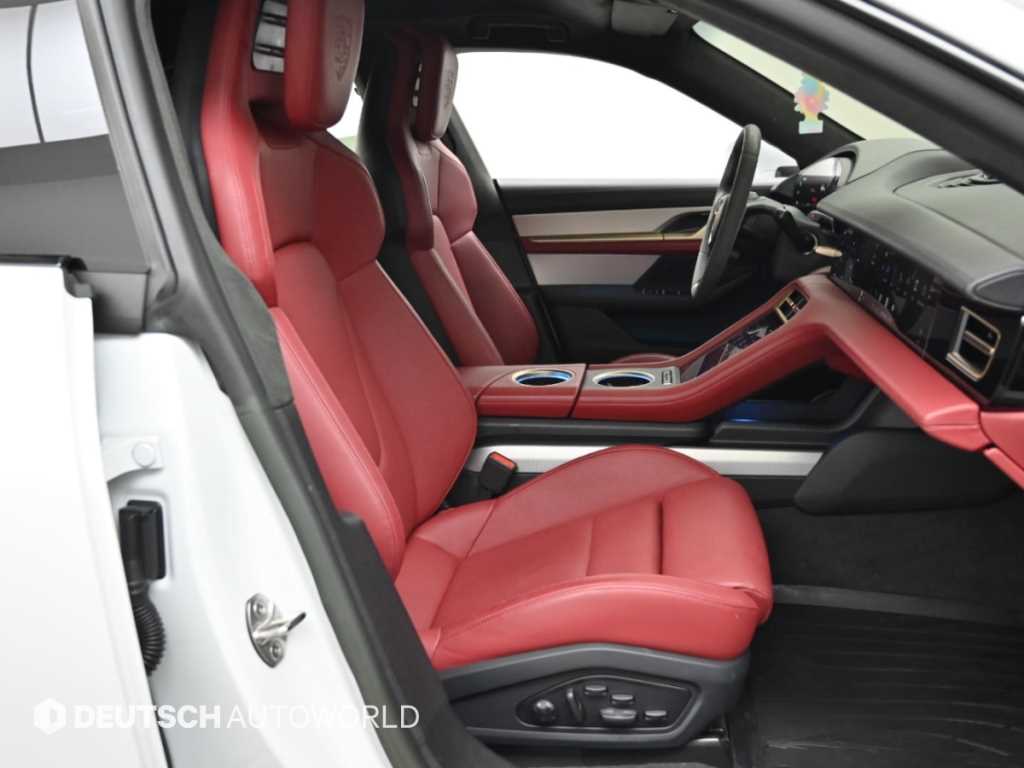 Porsche Taycan — photo 10