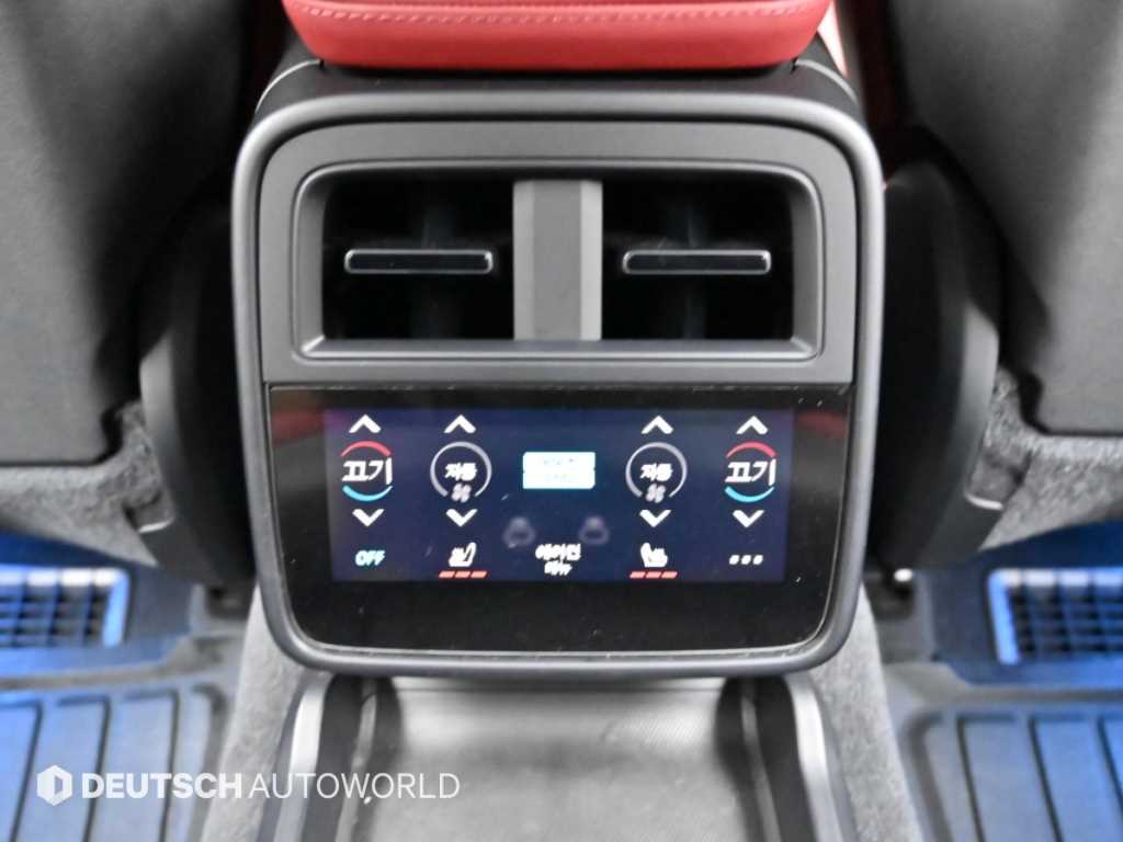 Porsche Taycan — photo 16