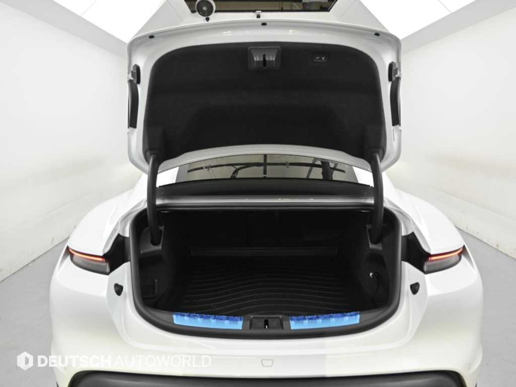 Porsche Taycan — photo 19