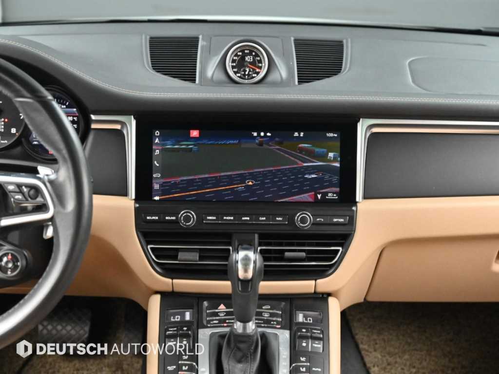 Porsche Macan — photo 14