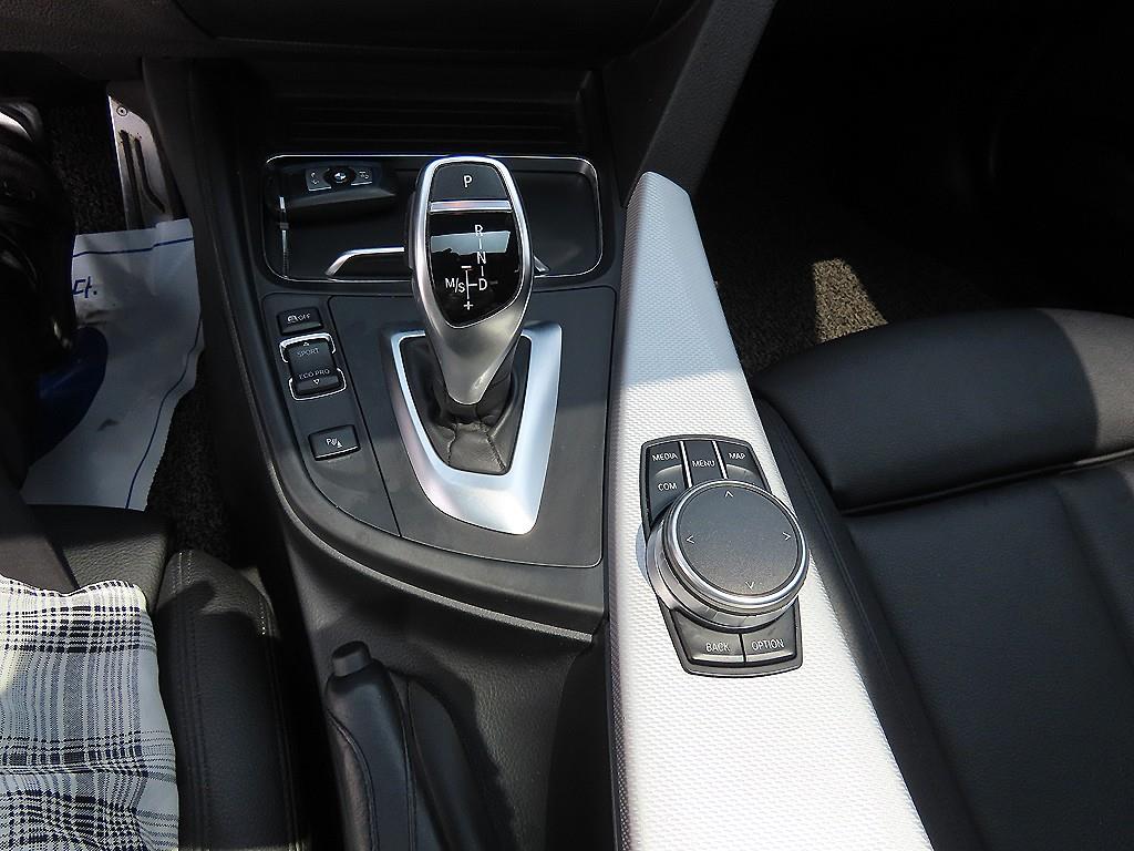 BMW 3-Series — photo 11