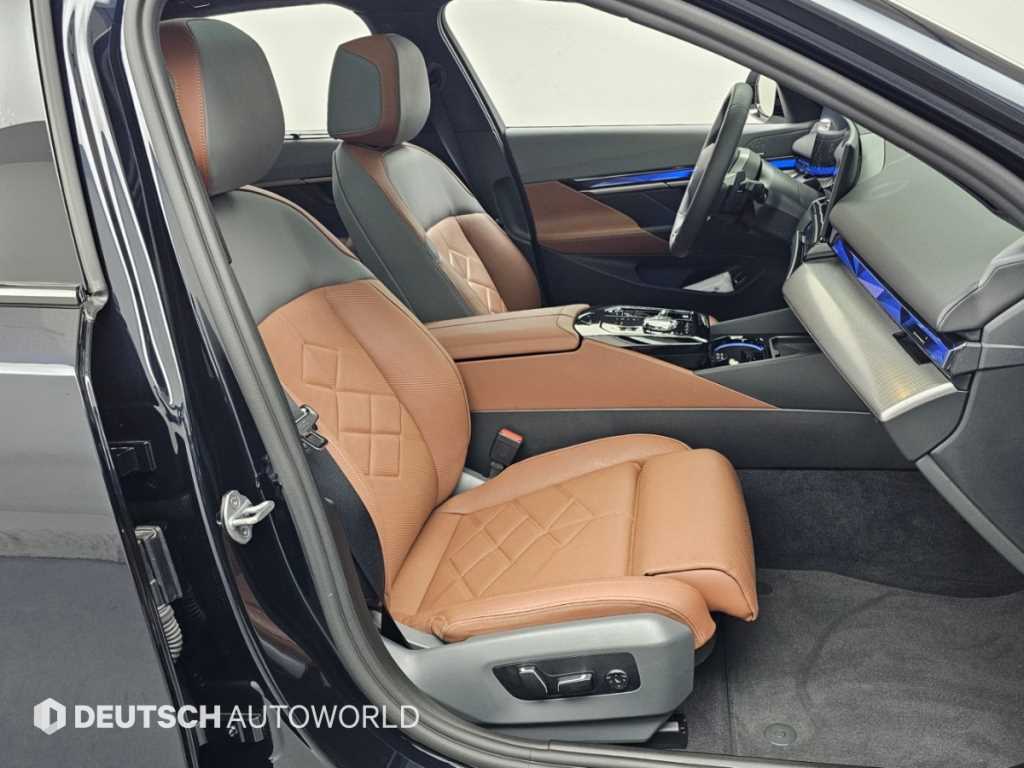 BMW 5-Series — photo 10