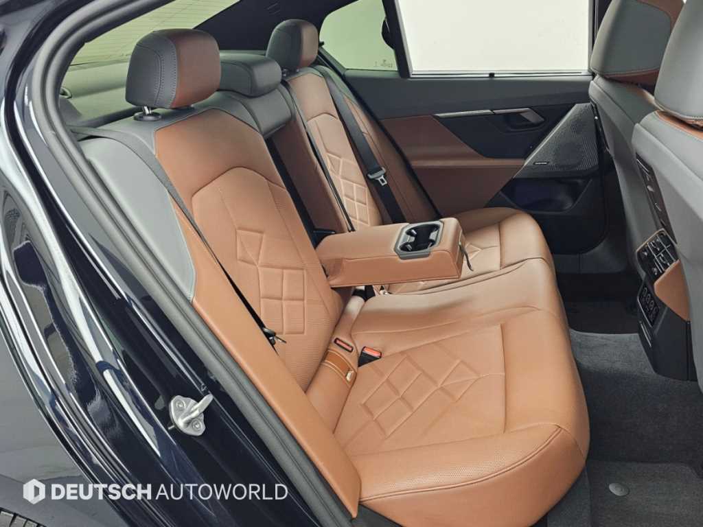 BMW 5-Series — photo 12