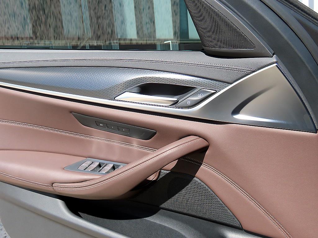 BMW 5-Series — photo 12