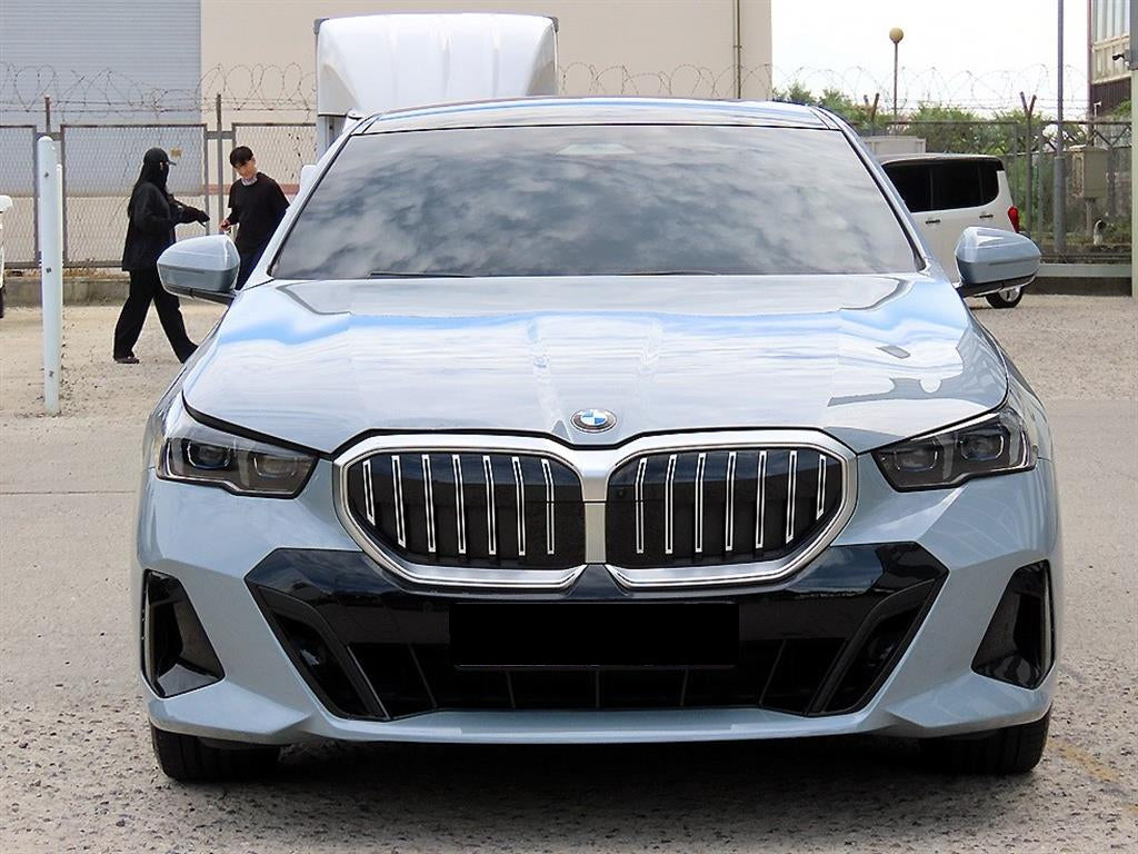 BMW 5-Series — photo 01