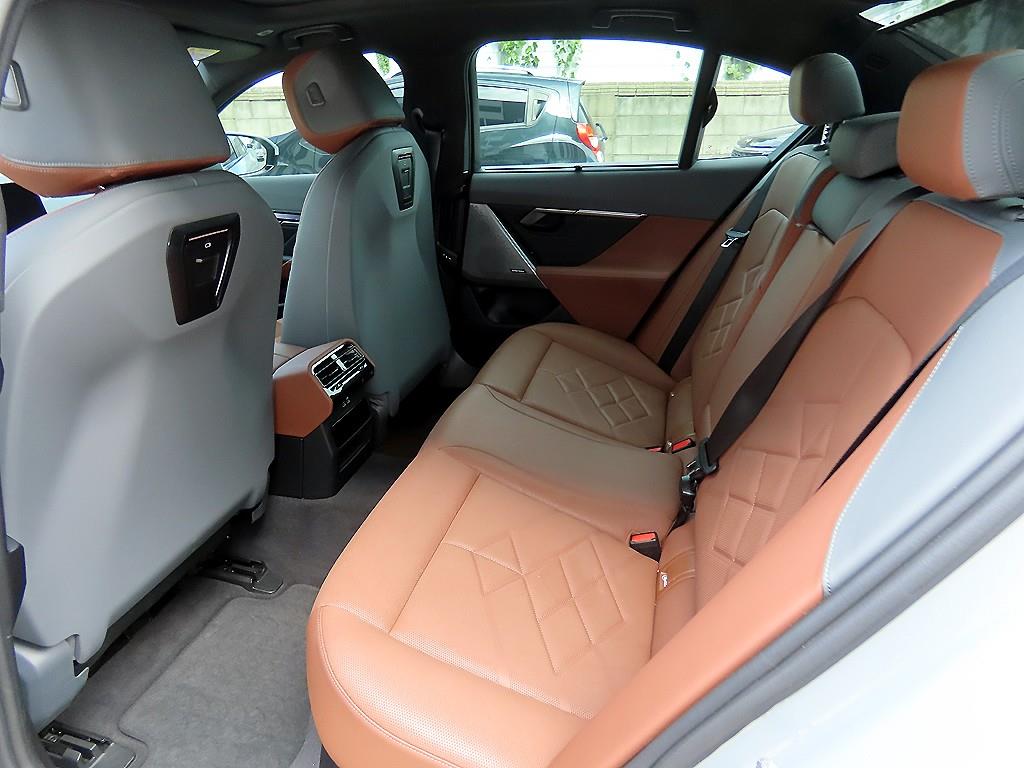 BMW 5-Series — photo 06