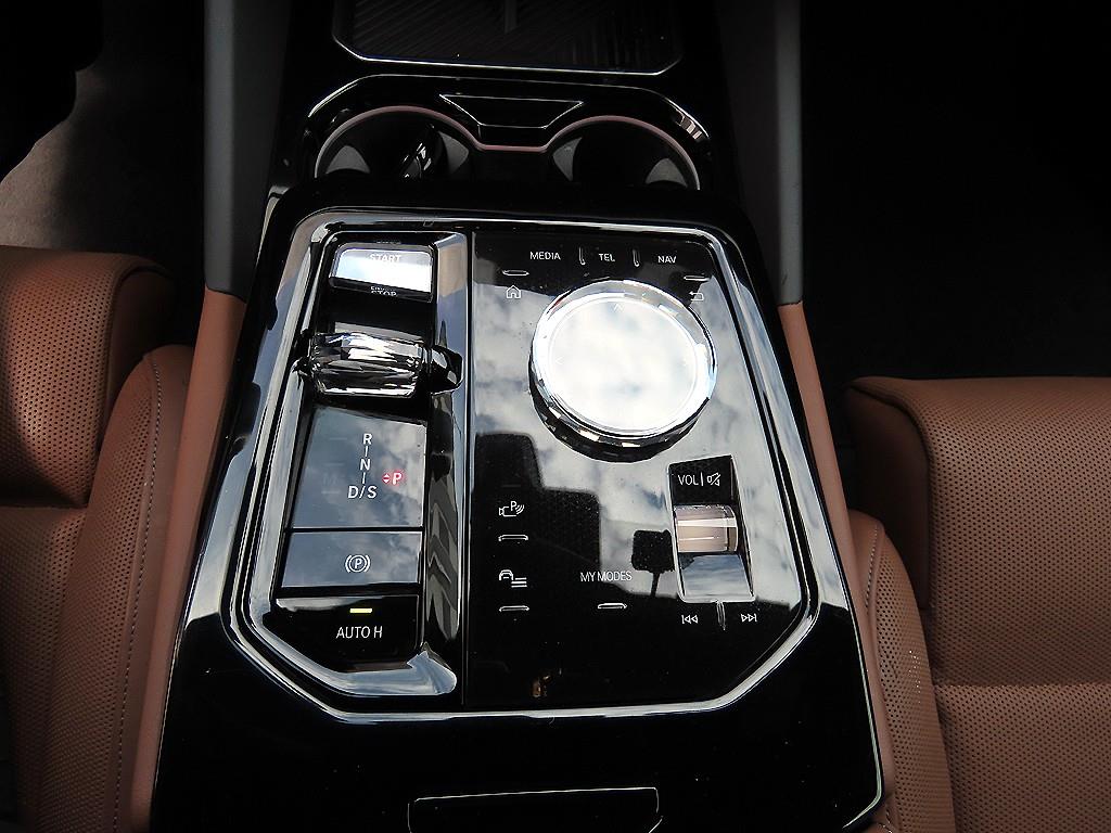 BMW 5-Series — photo 11