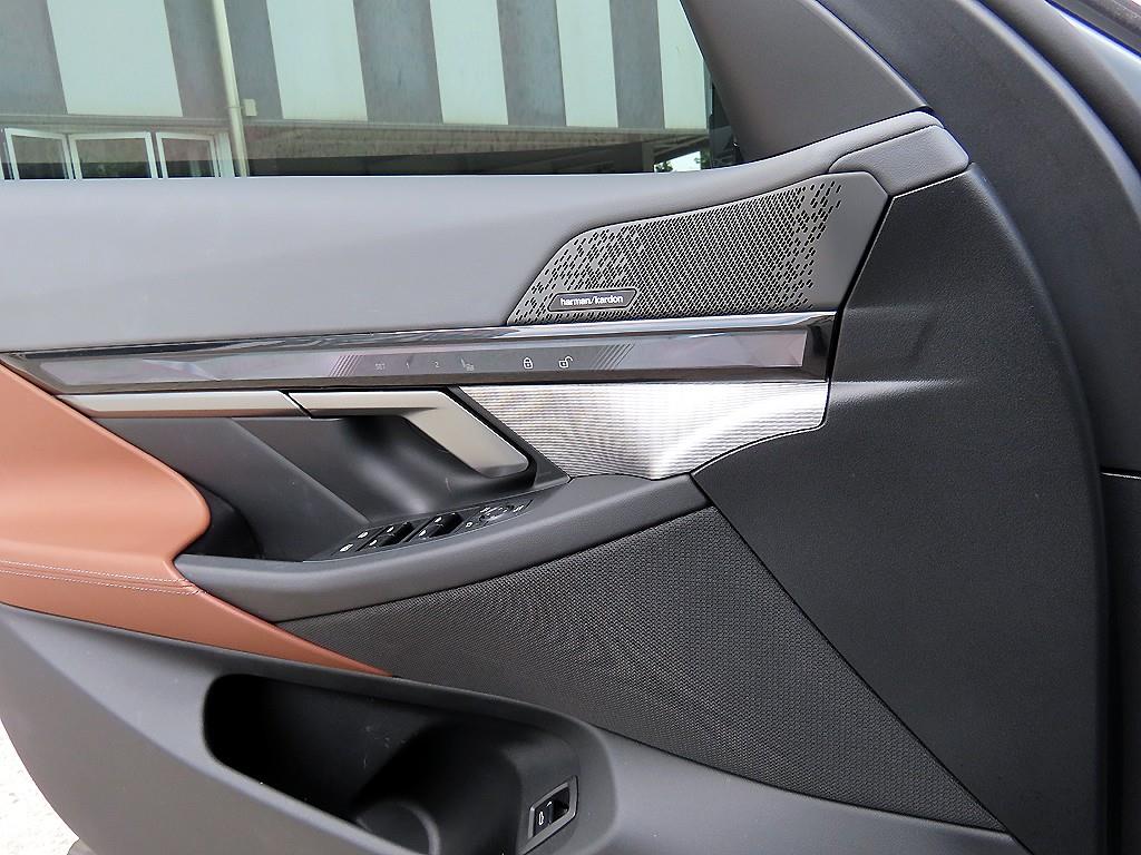 BMW 5-Series — photo 12