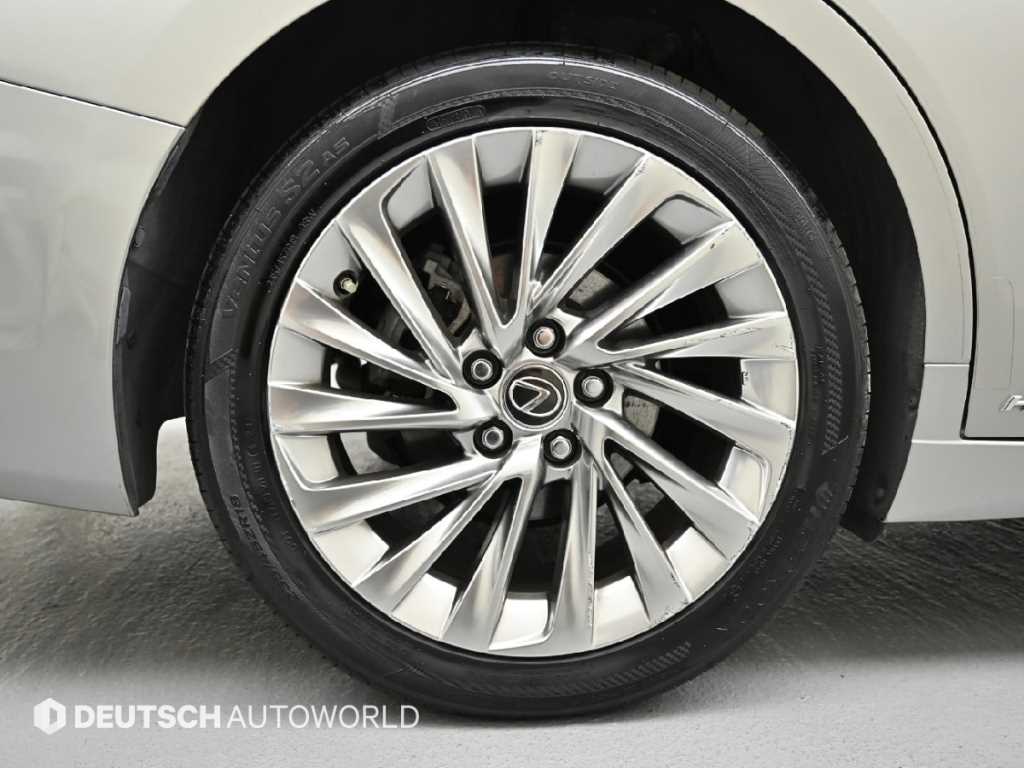 Lexus ES — photo 05