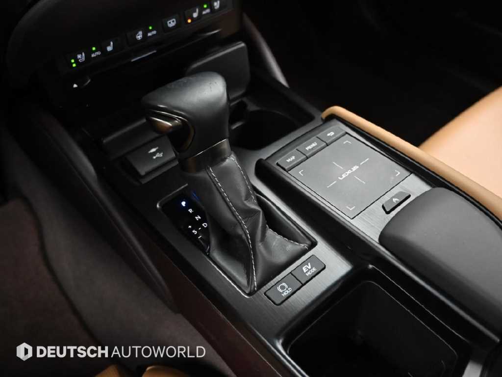Lexus ES — photo 09