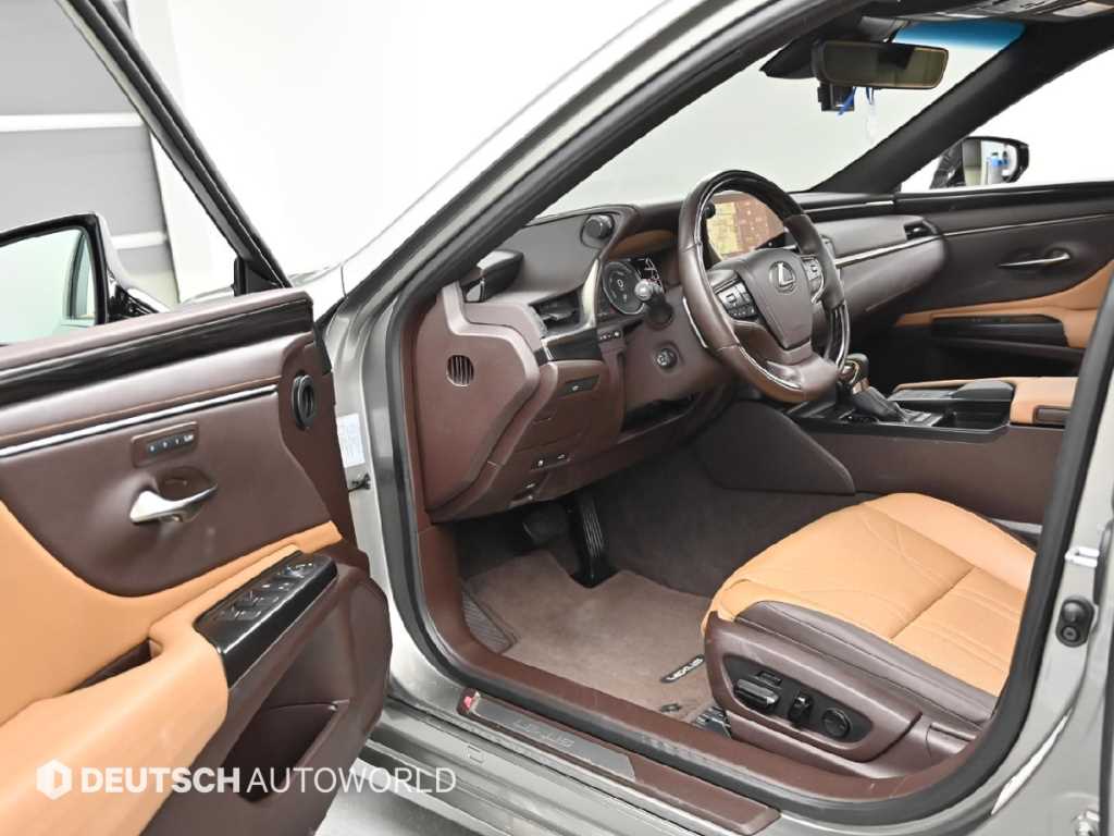 Lexus ES — photo 11