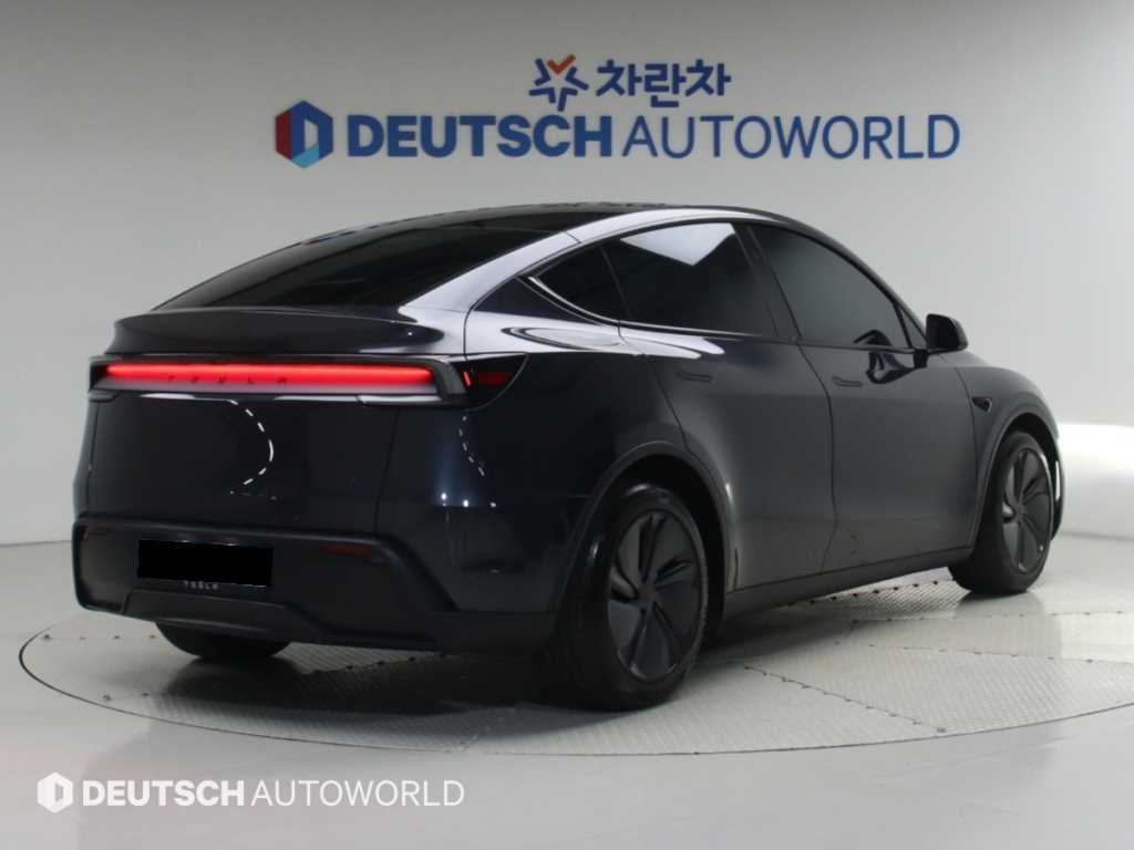 Tesla Model Y — photo 02