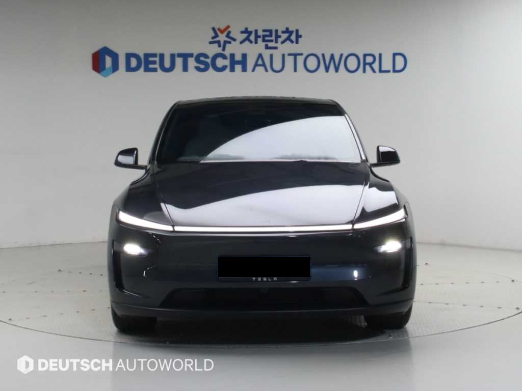 Tesla Model Y — photo 03