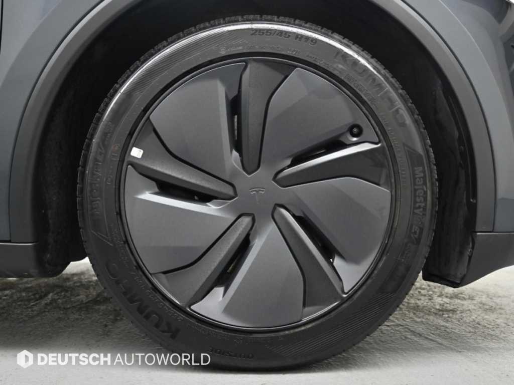 Tesla Model Y — photo 05