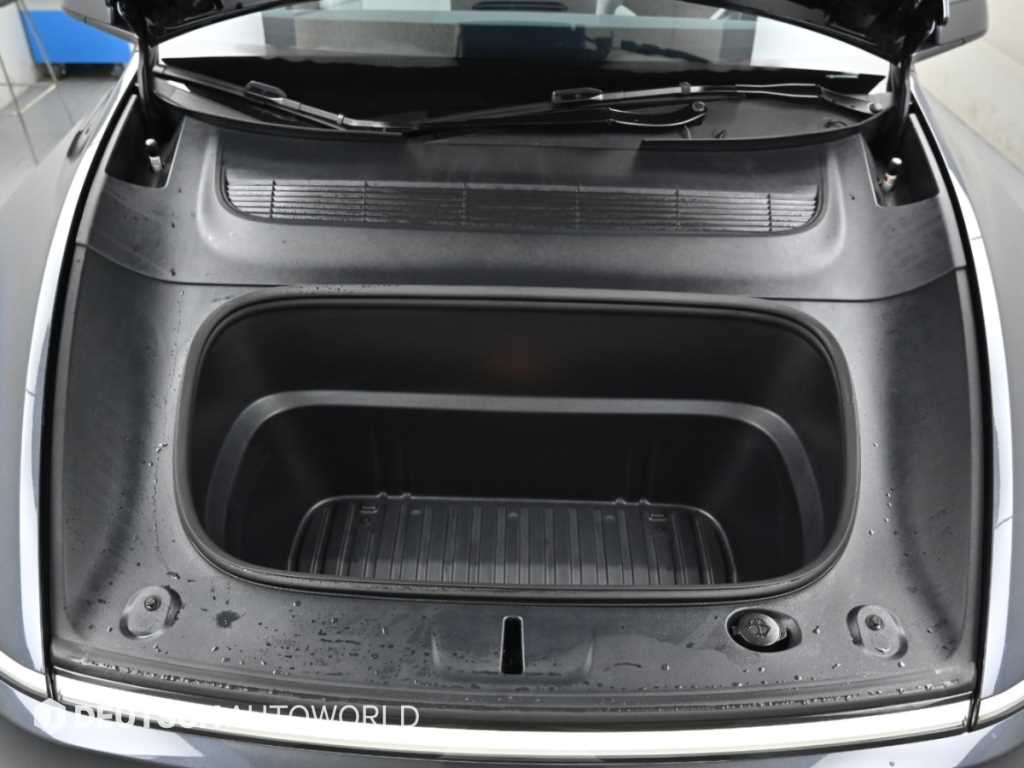 Tesla Model Y — photo 06