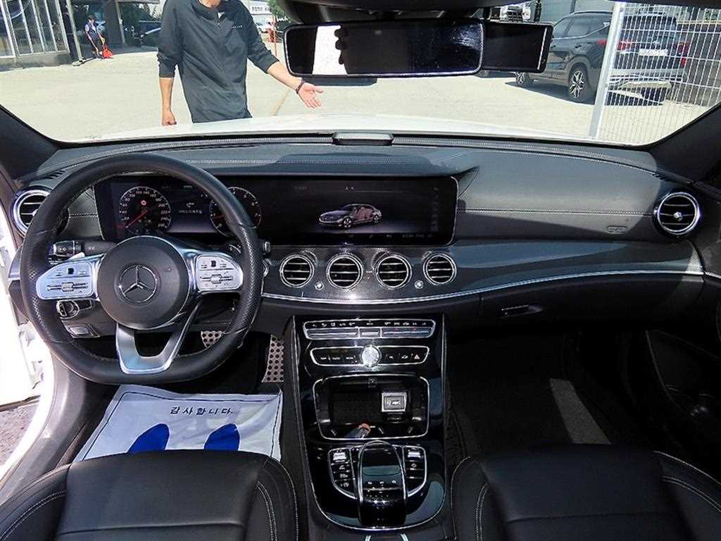 Mercedes-Benz E-Class — photo 07