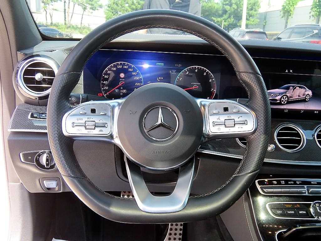 Mercedes-Benz E-Class — photo 08