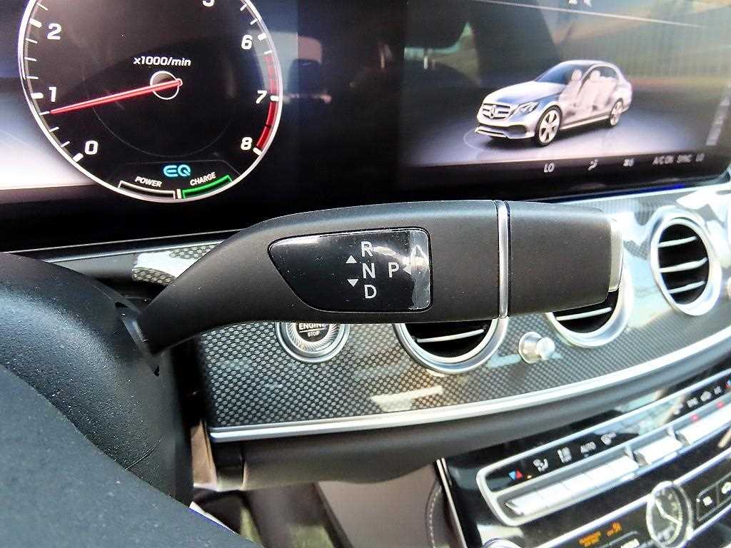Mercedes-Benz E-Class — photo 10