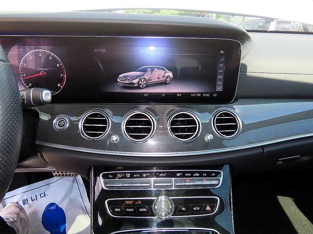 Mercedes-Benz E-Class — photo 14