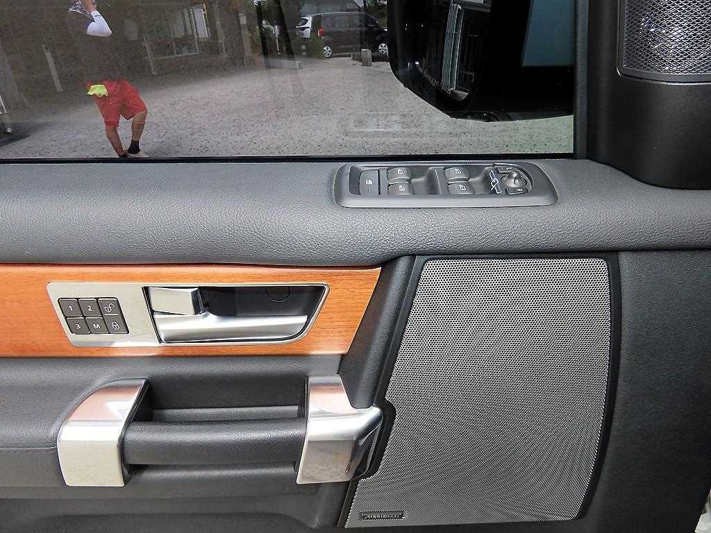Land Rover Discovery — photo 11