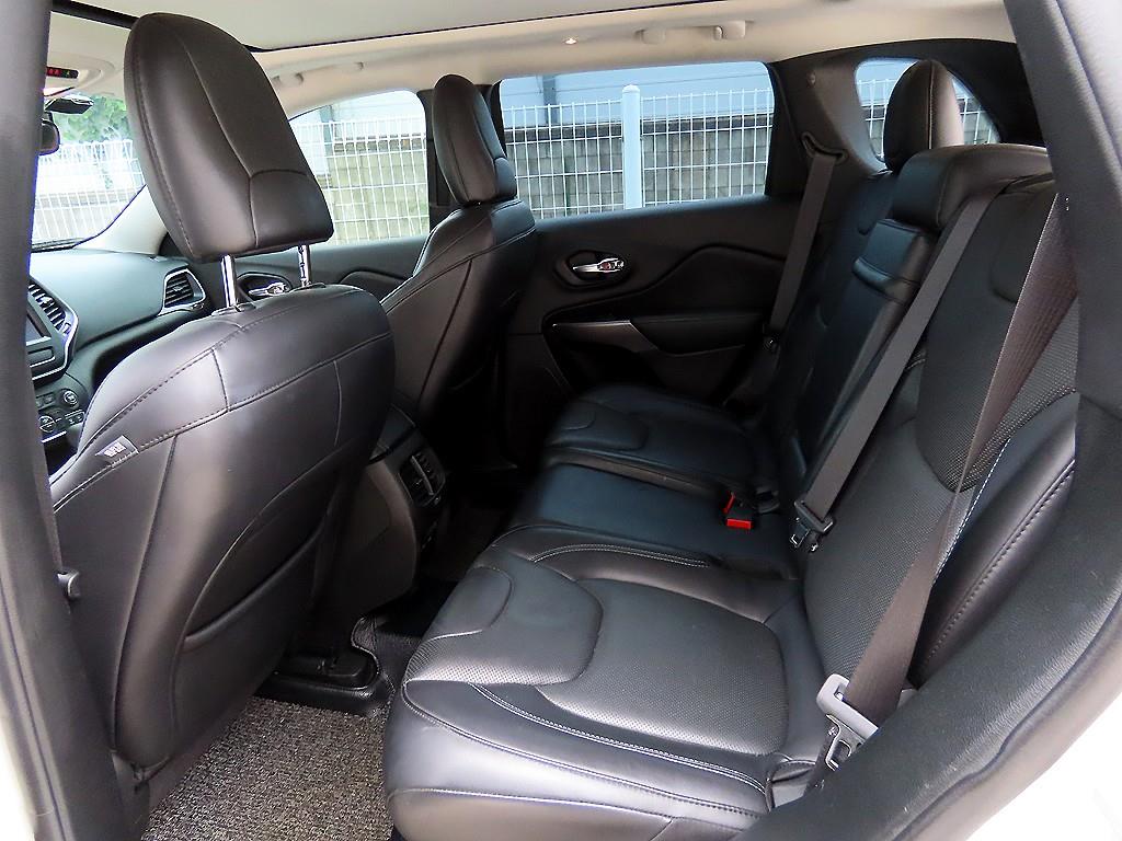 Jeep Cherokee — photo 06