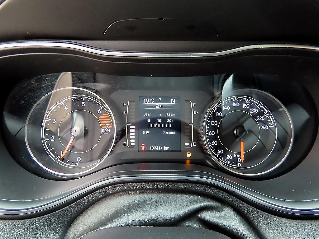 Jeep Cherokee — photo 09