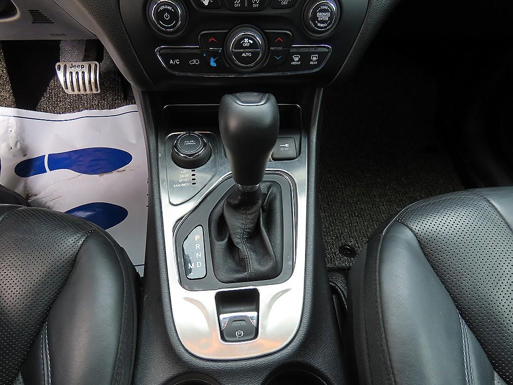 Jeep Cherokee — photo 10