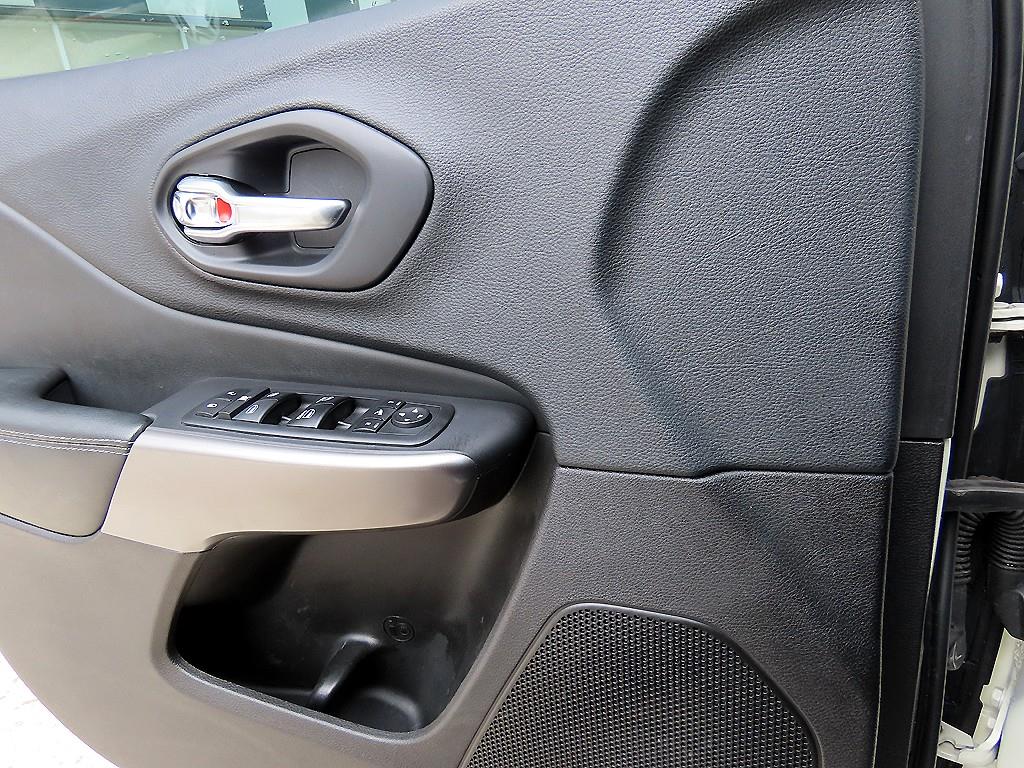 Jeep Cherokee — photo 11