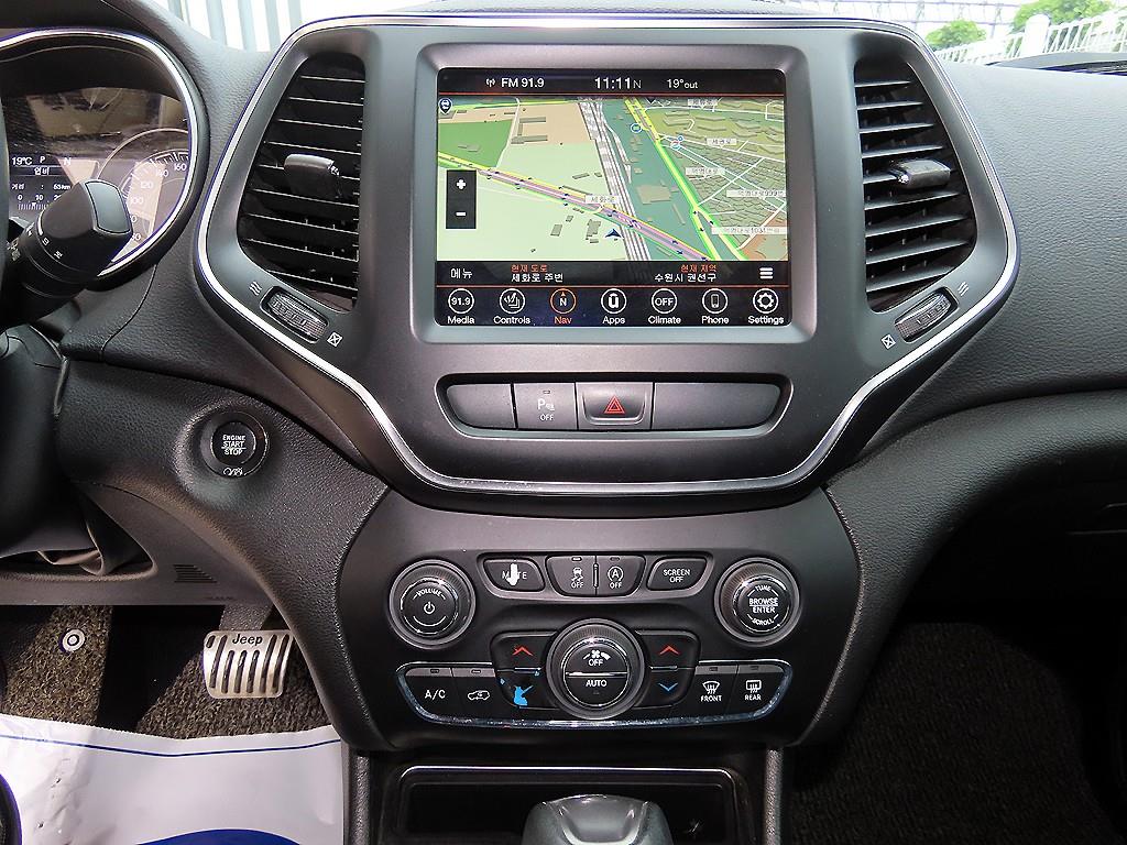 Jeep Cherokee — photo 14