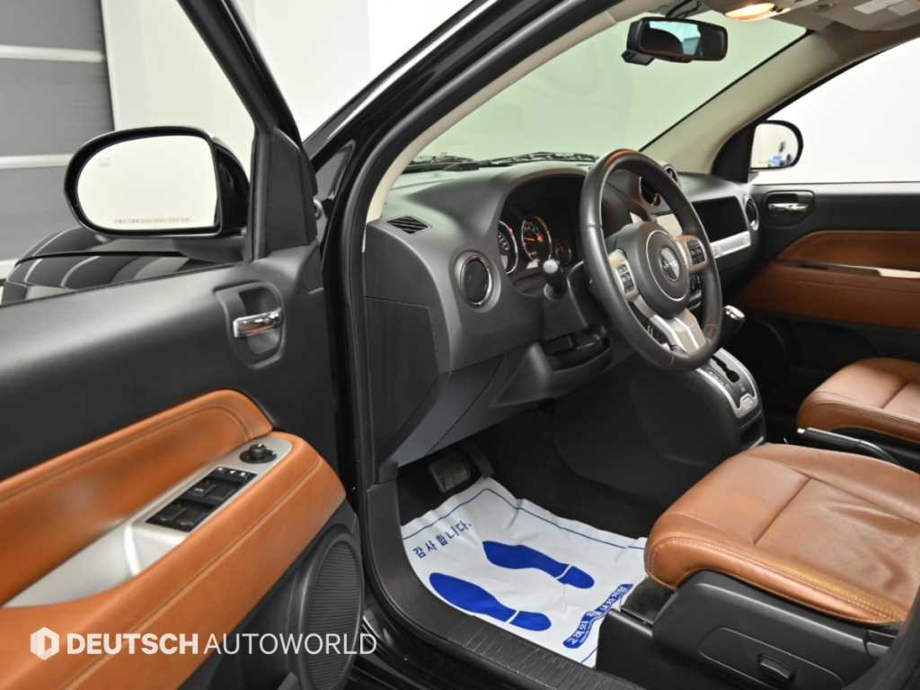 Jeep Compass — photo 11