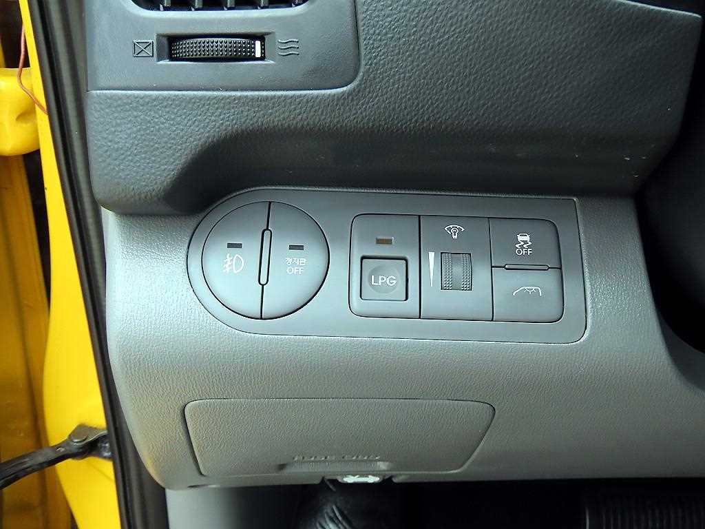 Hyundai Starex — photo 13