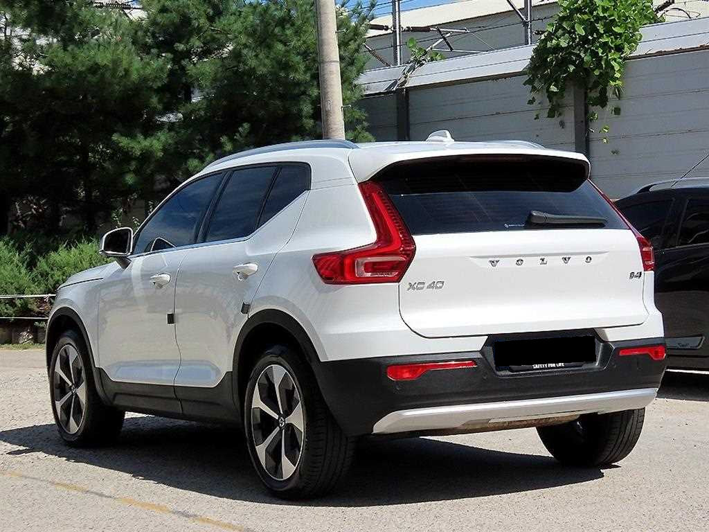 Volvo XC40 — photo 03