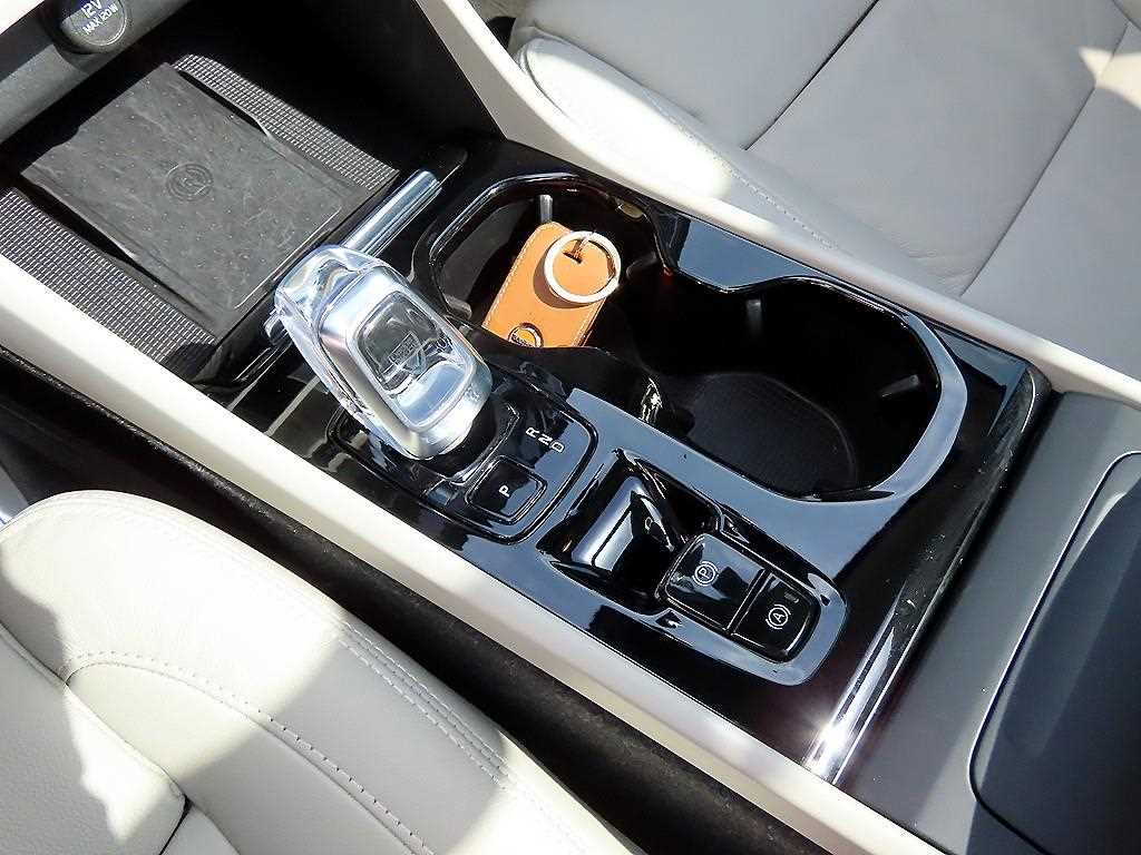 Volvo XC40 — photo 09