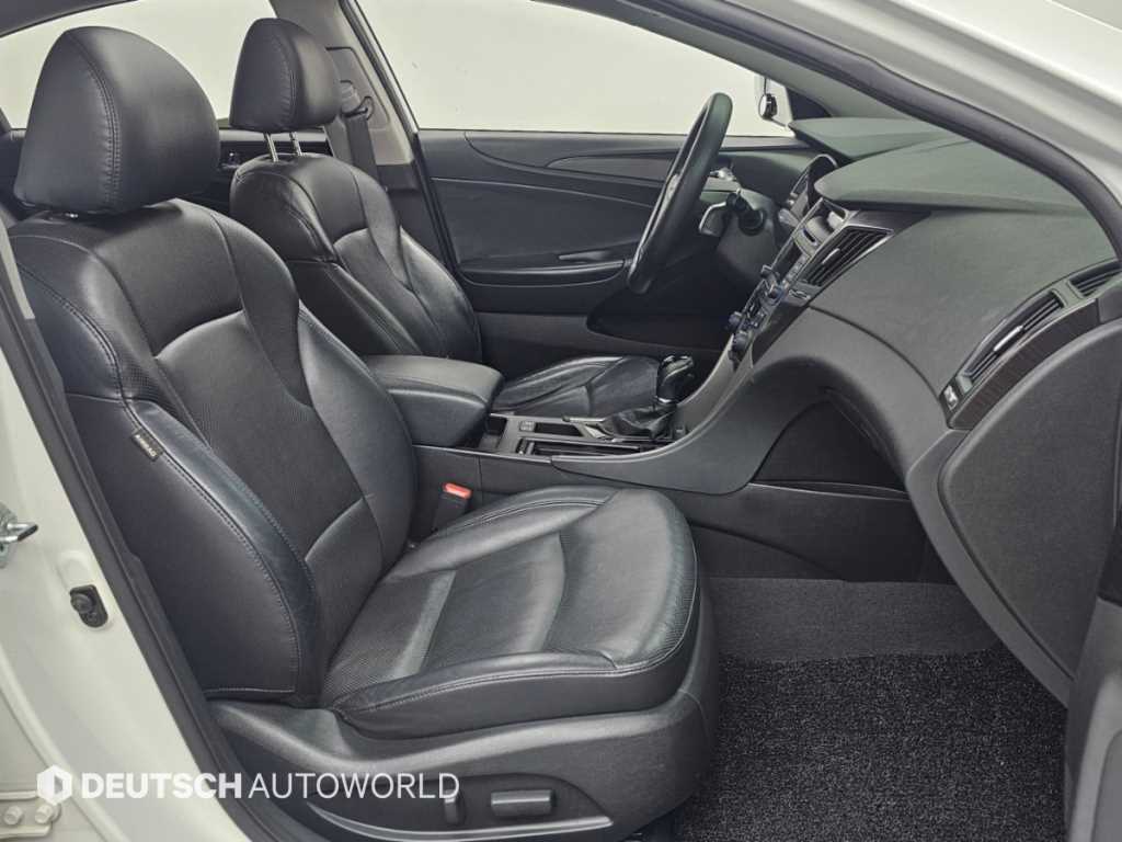 Hyundai Sonata — photo 12