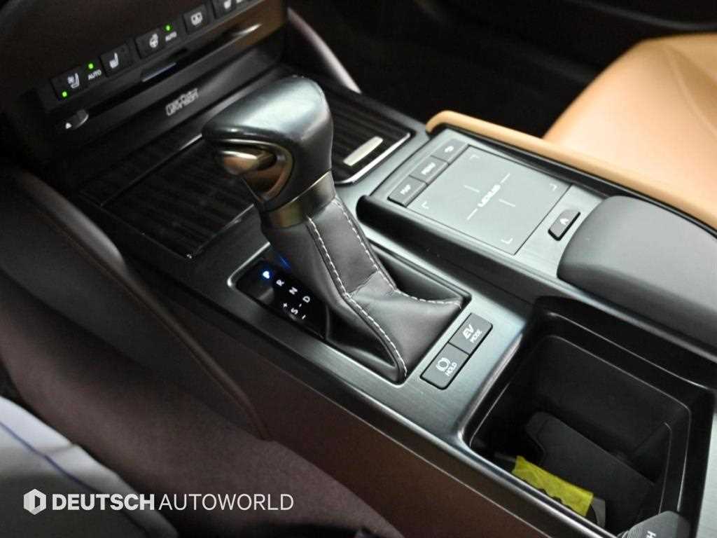 Lexus ES — photo 09