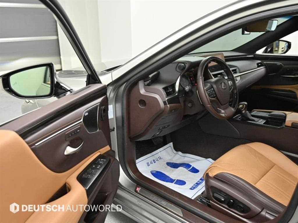 Lexus ES — photo 11