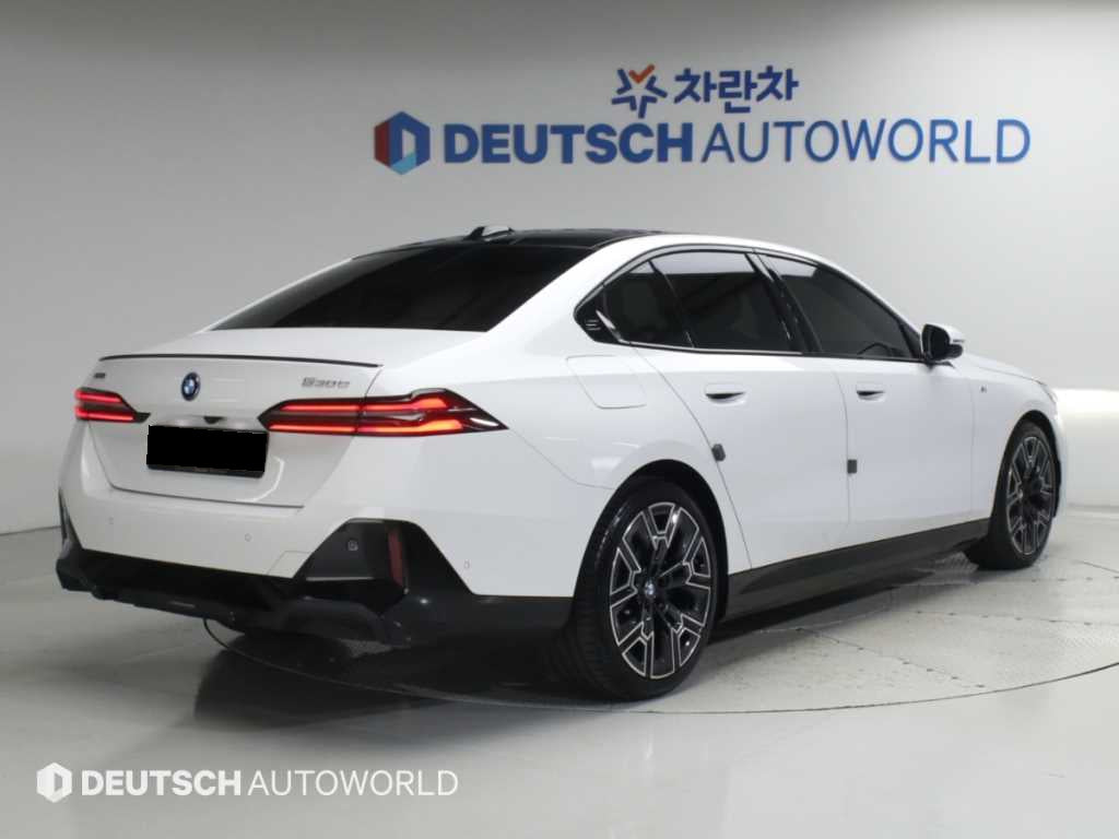 BMW 5-Series — photo 02
