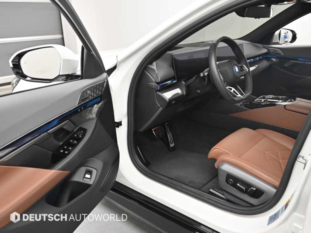 BMW 5-Series — photo 11