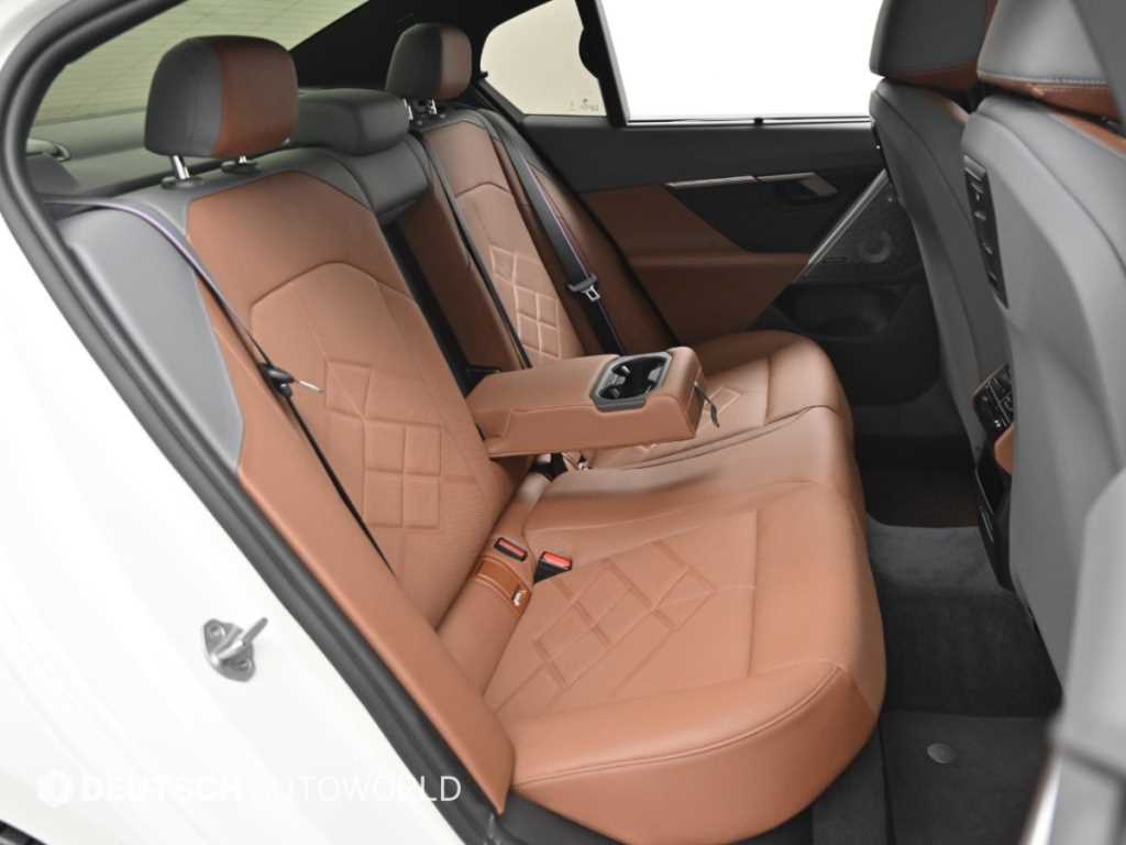BMW 5-Series — photo 12