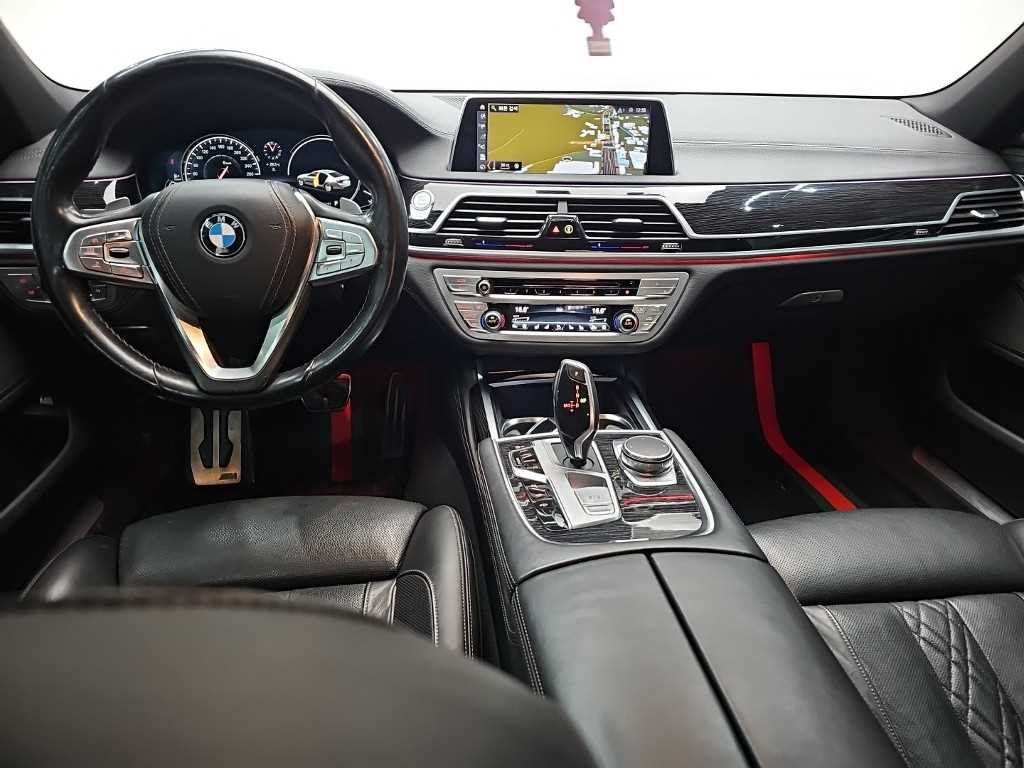BMW 7-Series — photo 07