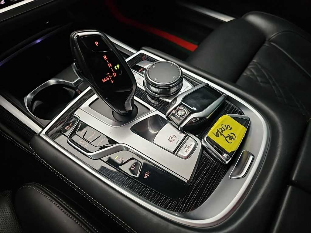 BMW 7-Series — photo 08