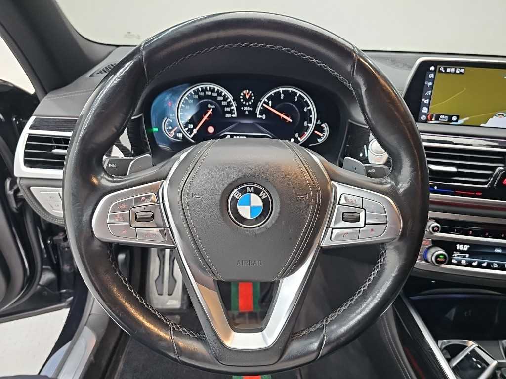 BMW 7-Series — photo 09