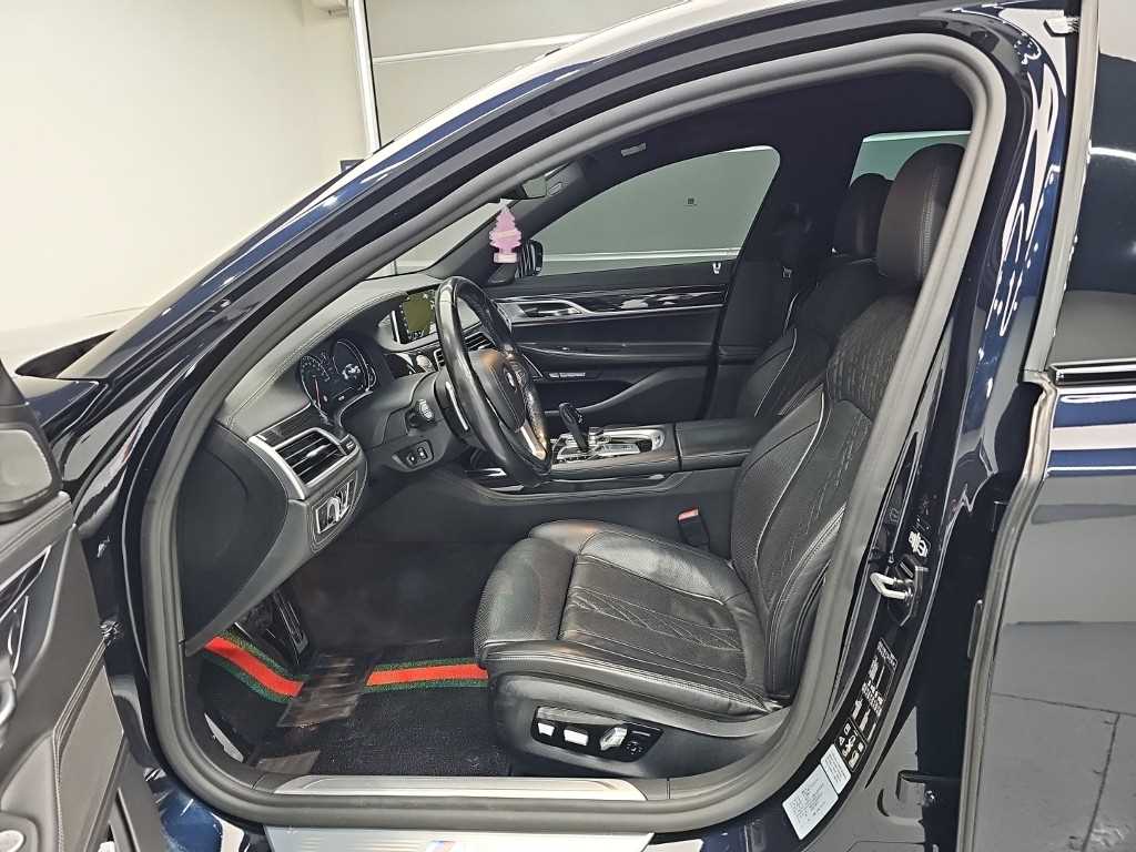 BMW 7-Series — photo 11