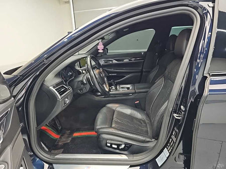 BMW 7-Series — photo 11